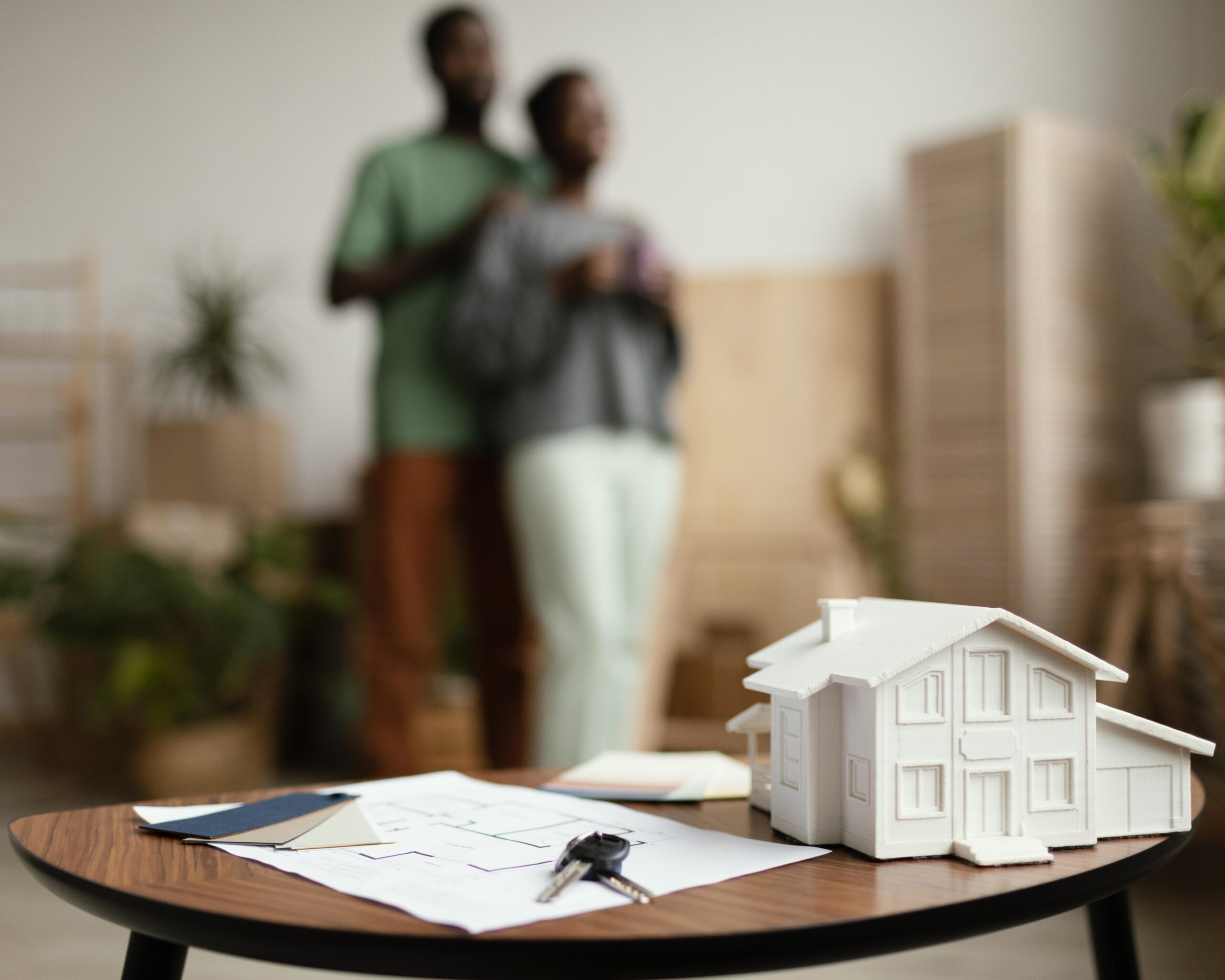 new-home-keys-plan-table-with-defocused-couple (2)